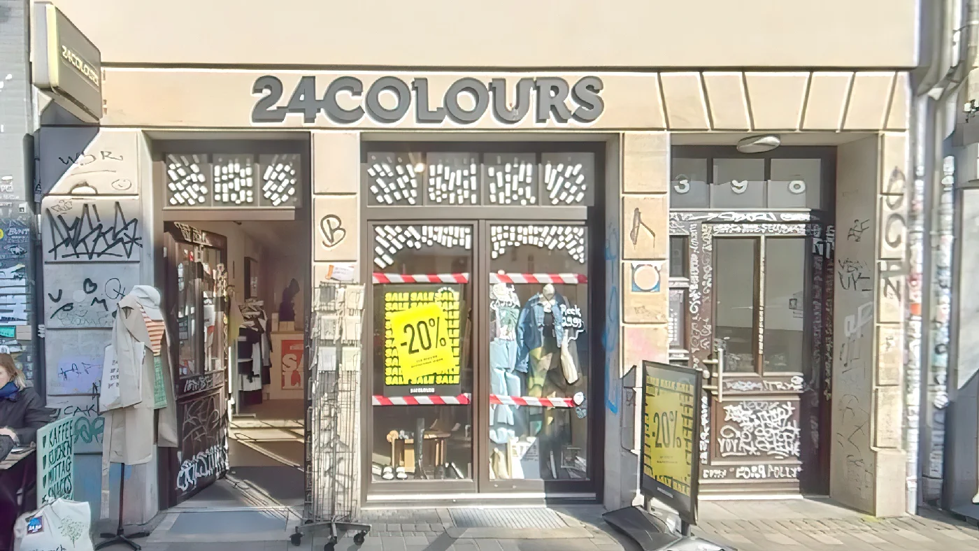 24COLOURS Venloer Ladenfassade Schaufenster Graffiti Aufklebern Verkaufsschildern Kleiderständer Straßenszene Damenmodengeschäft Köln Ehrenfeld