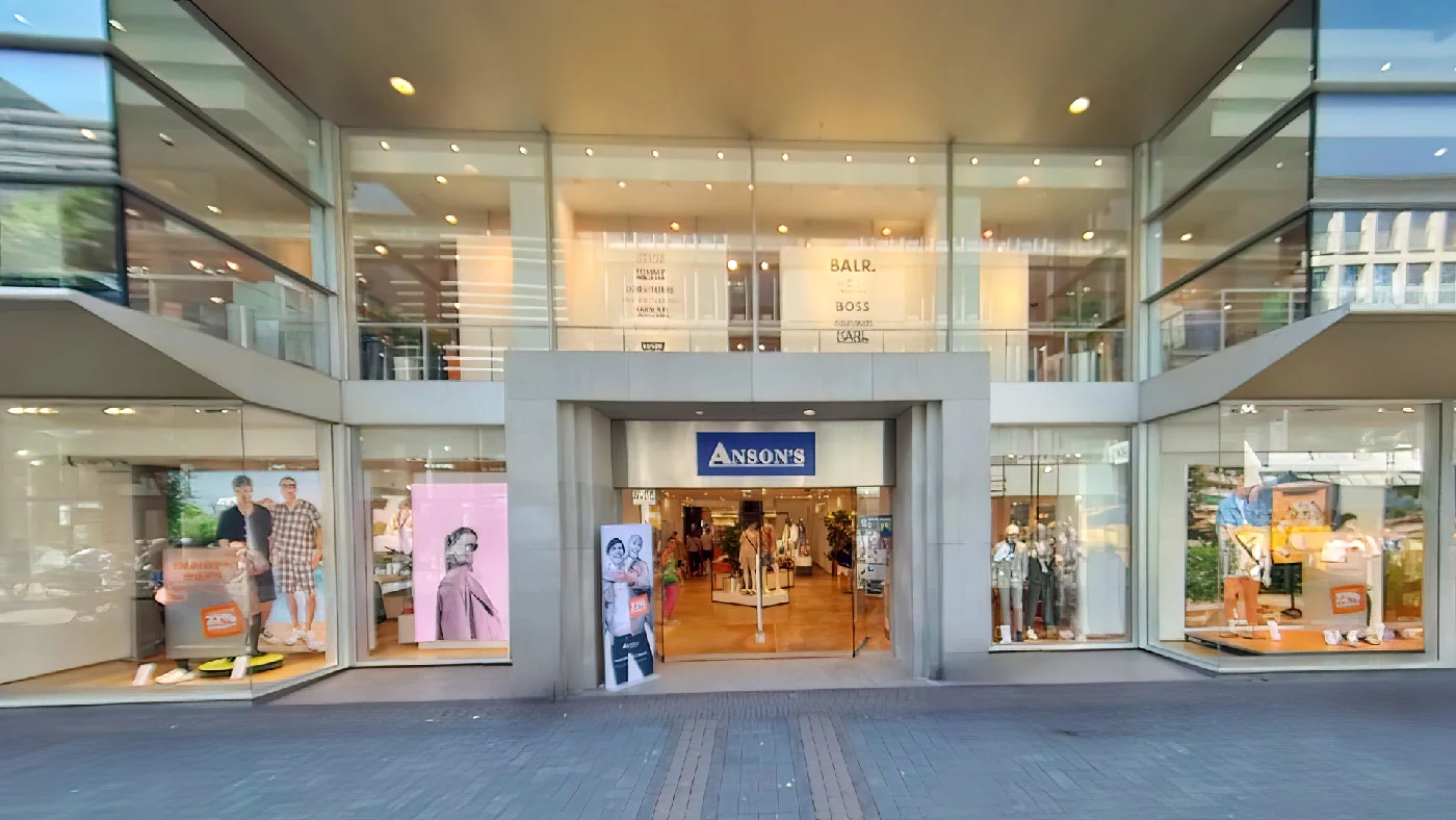 Anson's Ladenfassade Torbogen Buchstaben Puppen Personen Herrenmodengeschäft Köln Neumarkt-/Cäcilien-Viertel