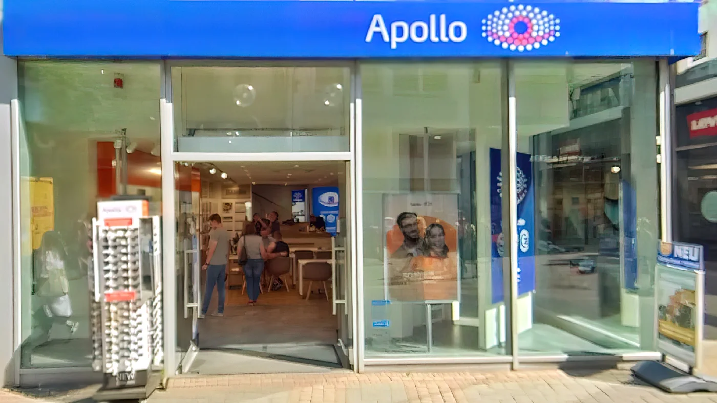 Apollo Optik Ladenfassade Beschilderung Logo Glastüren Fenster Straße Menschen Augenoptiker Köln Neumarkt-/Cäcilien-Viertel