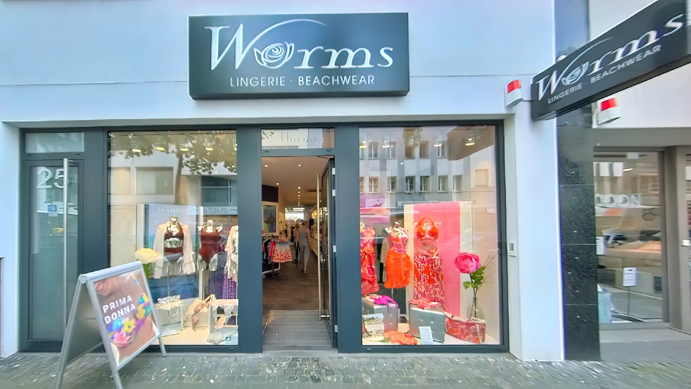 Bademoden & Dessous Worms Schaufenster in Köln schwarzes Schild mit Name Dessous und Bademode in Fenstern. Dessous Köln Apostel-Viertel