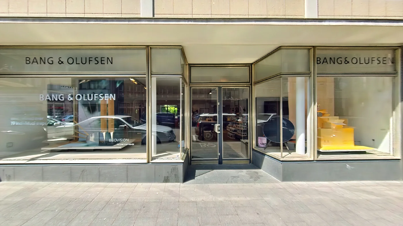 Bang & Olufsen Store Köln moderne Schaufenster mit Audioprodukten schwarze Beschriftung über Fenstern. Elektrofachmarkt Köln Apostel-Viertel