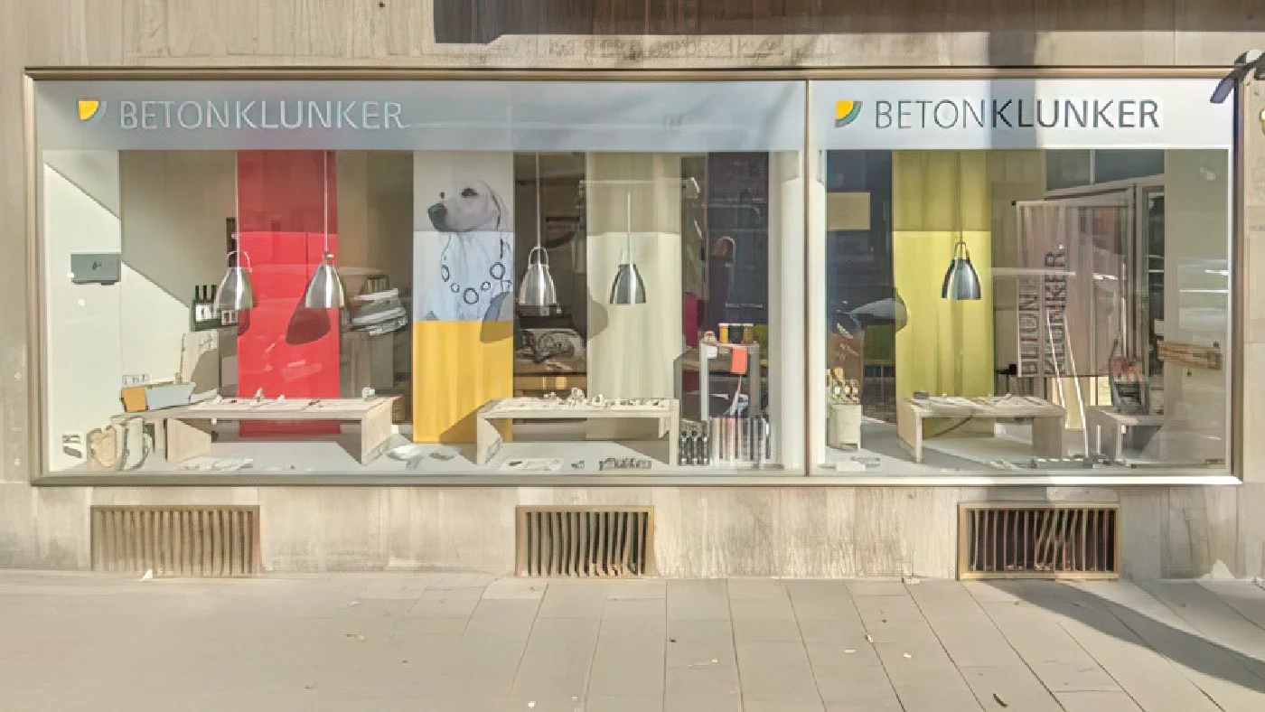 BETONKLUNKER Schaufenster mit Schmuck und Wohnaccessoires aus Beton schwarzer Name auf gelbem Grund. Schmuck Köln Südstadt
