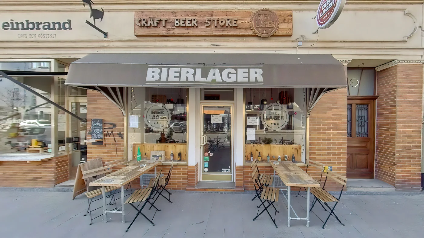 Äußeres des Bierlager Craft Beer Stores mit Außensitzplätzen und Beschilderung Bierhandlung Köln Südstadt