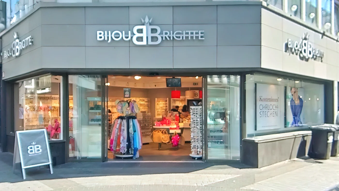 Bijou Brigitte Schaufenster mit farbenfroher Kleidung und Accessoires Glastüreingang an Straße mit Gehweg Schmuck Köln City