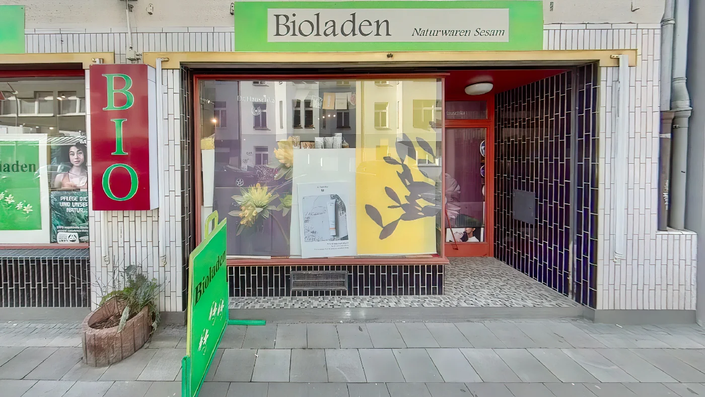 Bioladen Sesam Naturwarengeschäft mit grünem Schild und Schaufenster Bioladen Köln Sülz