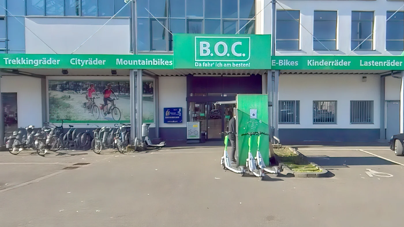 B.O.C. Bike & Outdoor Company grüne Beschilderung Schaufenster mit Trekking- und Mountainbikes Räder davor. Fahrrad Köln Ehrenfeld