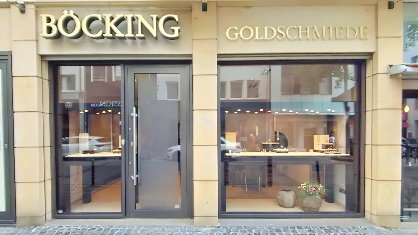 Böcking Goldschmiede Schaufenster mit Schmuckstücken goldenem Namensschild beiger Fassade Blumenkasten Goldschmied Köln Apostel-Viertel