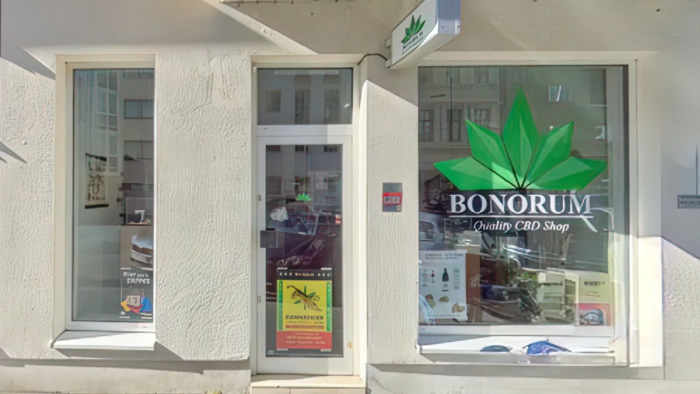 BONORUM Quality CBD Shop auf Brabanter Straße grünes Logo Schaufenster mit Werbung Tür mit Schildern Cannabis Köln Belgisches Viertel
