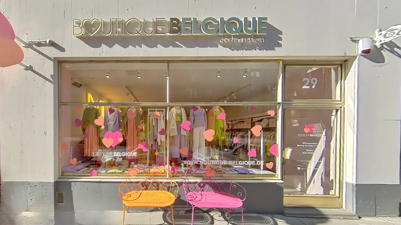 Boutique Belgique Concept Store in Köln Schaufenster mit Herzdeko Tisch mit Kleidung Bank und Stuhl davor Damenmodengeschäft Köln Belgisches Viertel