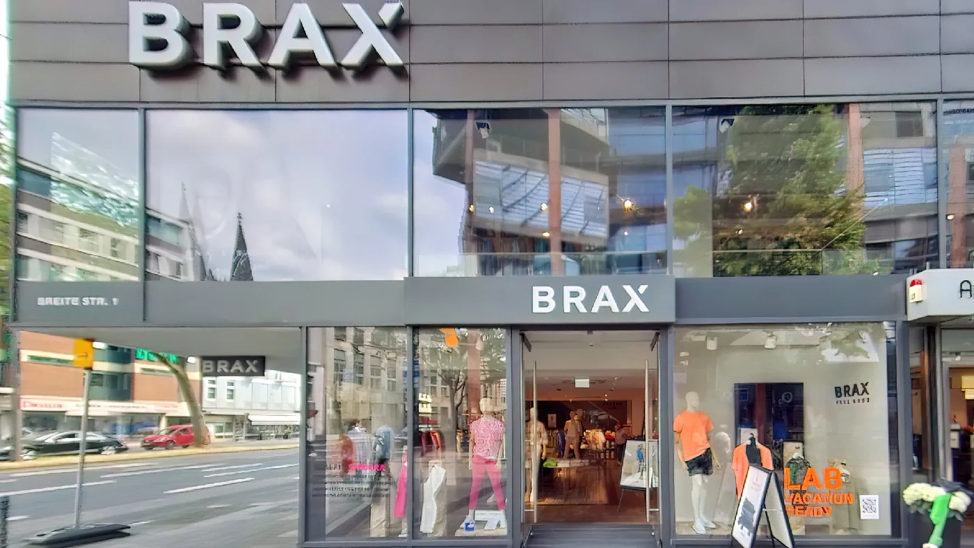 BRAX Store Köln auf Breite Straße graue Markise mit Namen Fensterauslage mit Kleidung schwarzes Namensschild Bekleidungsgeschäft Köln Neumarkt-/Cäcilien-Viertel