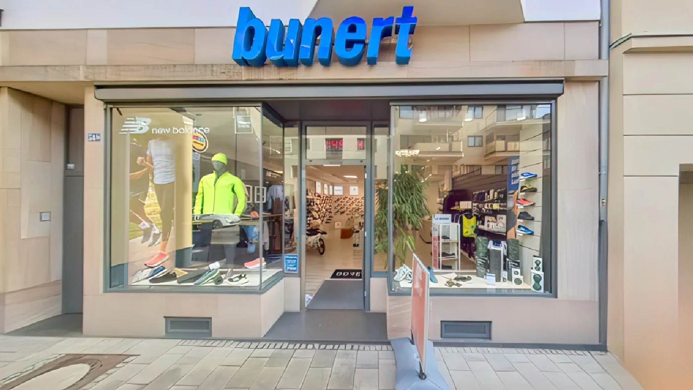 Bunert Laufladen in Köln blaue Beschriftung über Eingang Schaufenster mit Schuhen und Kleidung geöffnetes Geschäft Sport Köln Severins-Viertel