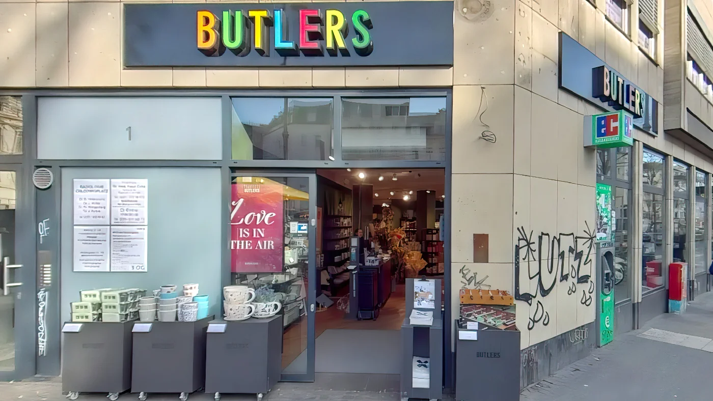 Butlers am Ubierring große Glasfront mit Haushaltswaren zwei graue Mülltonnen davor Graffitifassade an Straße Einrichtung Köln Südstadt