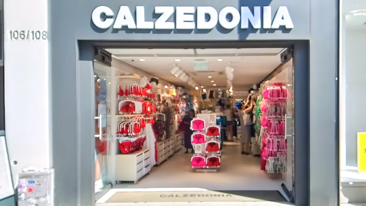 Calzedonia in Schildergasse grauer Bogen mit weißem Namen rosa-rote Dessousdisplays im Inneren Käufer Bekleidungsgeschäft Köln Neumarkt-/Cäcilien-Viertel