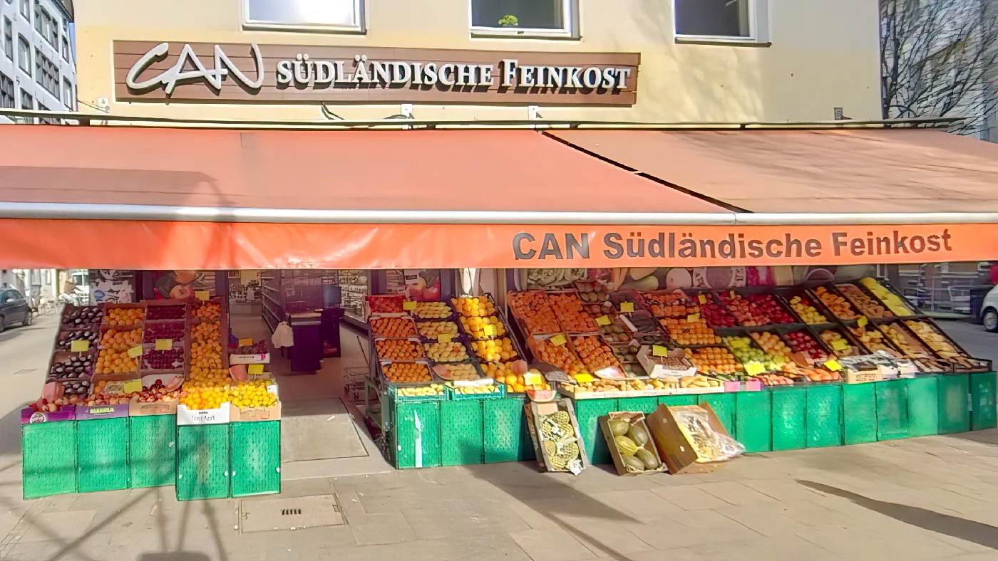 CAN Südländische Feinkost Obst- und Gemüsestand mit orangefarbener Markise grünen Tischdecken viel Obst und Gemüse Lebensmittel Köln Severins-Viertel