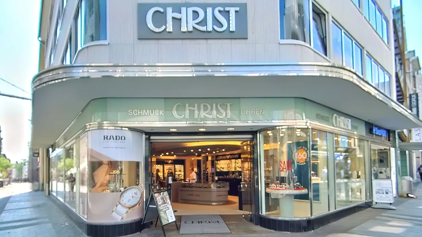 Geschäft CHRIST Juweliere in belebter Ecke Schaufenster Schmuck Uhren weißes Gebäude schwarze Buchstaben blauer Himmel Juwelier Köln City