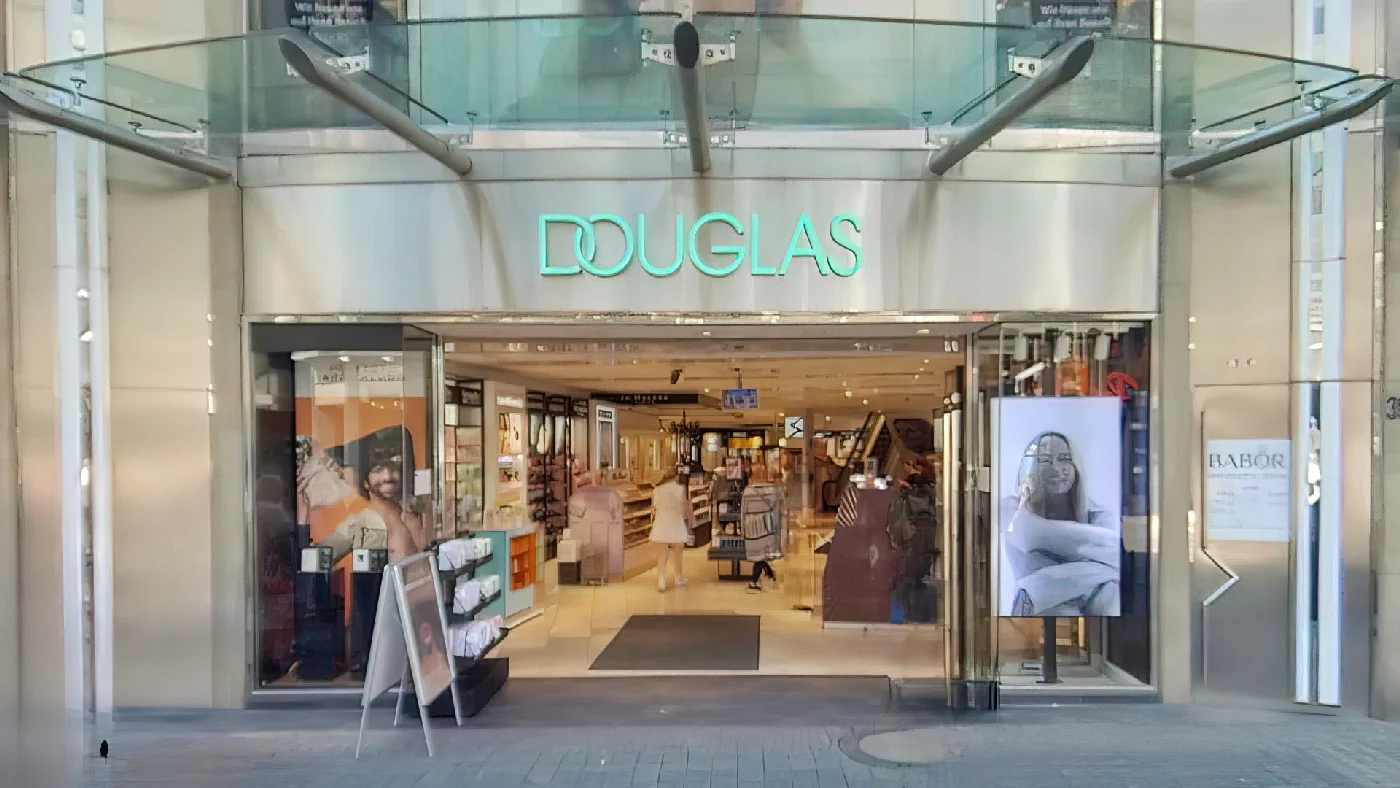 Eingang Douglas-Geschäft im Einkaufszentrum grüner Schriftzug Poster von Frauen Kosmetikauslage zwei Sandwich-Schilder Fliesenboden Glaskuppel Parfümerie Köln City
