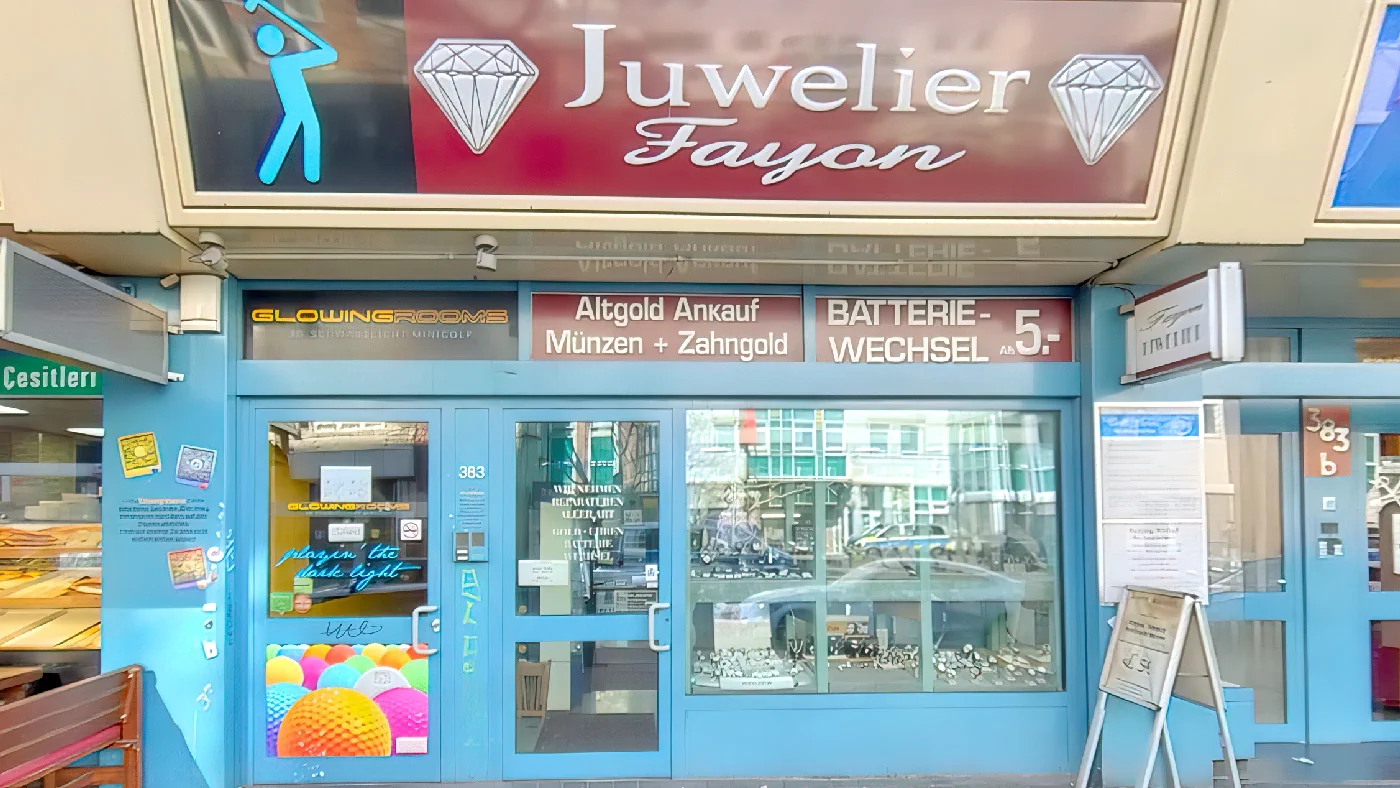 Fayon Juwelier mit blauem Vordach und Schmuck im Schaufenster. Juwelier Köln Ehrenfeld