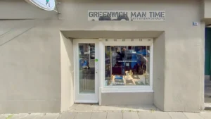 Greenwich Man Time: Herrenbekleidung im Fenster Schild über Schaufenster. Herrenmodengeschäft Köln Rathenau-/Komponistenviertel