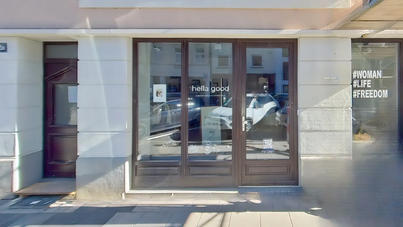 hella good - preloved fashion und concept store beige Steingebaüde mit schwarz-weißem Schild über Eingang und Schaufenstern. 2nd Hand/ Vintage Köln Belgisches Viertel