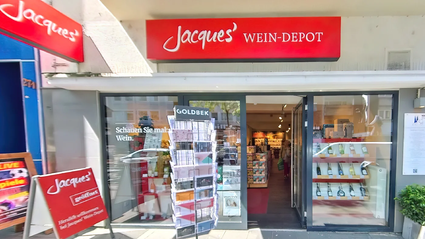 Jacques’ Wein-Depot Nippes Schaufensterbeschriftung Gold Schauen Sie mal rein rotes Vordach weißer Schriftzug Einkaufsviertel Weinhandlung Köln Nippes