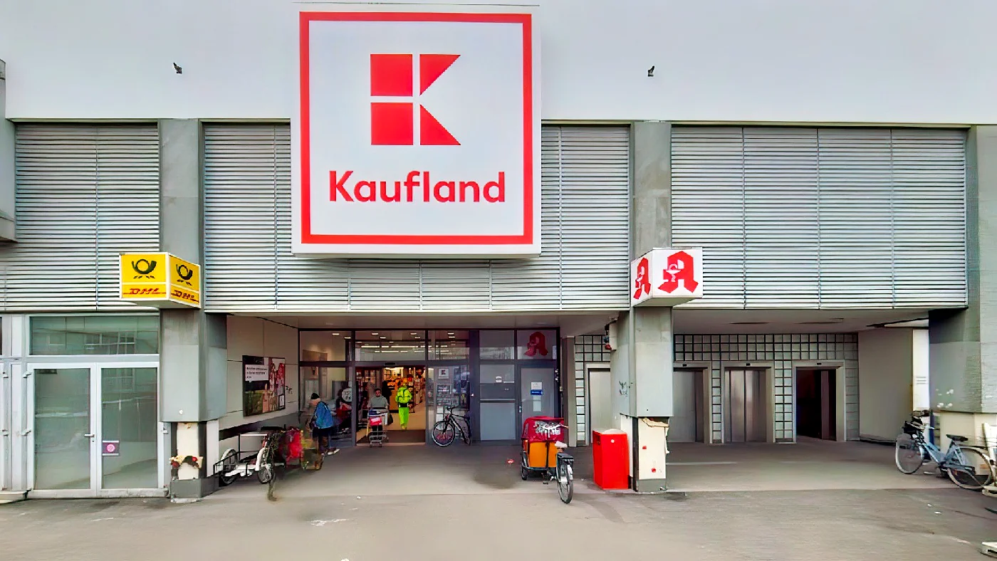 Kaufland Köln-Ehrenfeld rotes weißes Logo großes K Fahrräder graue Fassade Metalljalousien gelbes Katzen-Schild rotes Elefanten-Schild Shopper Supermarkt Köln Ehrenfeld