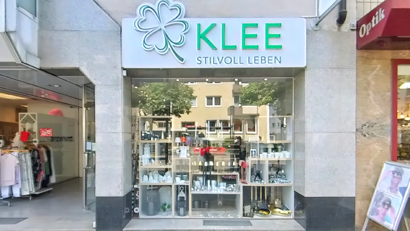 Wohnaccessoires Laden Klee Köln grünes Kleeblatt über Eingang und Deko im Fenster. Haushaltswaren Köln Lindenthal