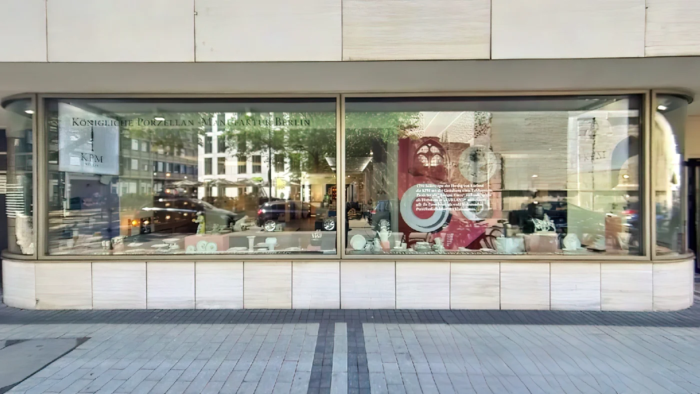 Geschäft des Berliner Porzellanherstellers KPM in Köln Schaufenster mit Porzellan und Dekoartikeln historische Altstadtfassade Porzellangeschäft Köln City