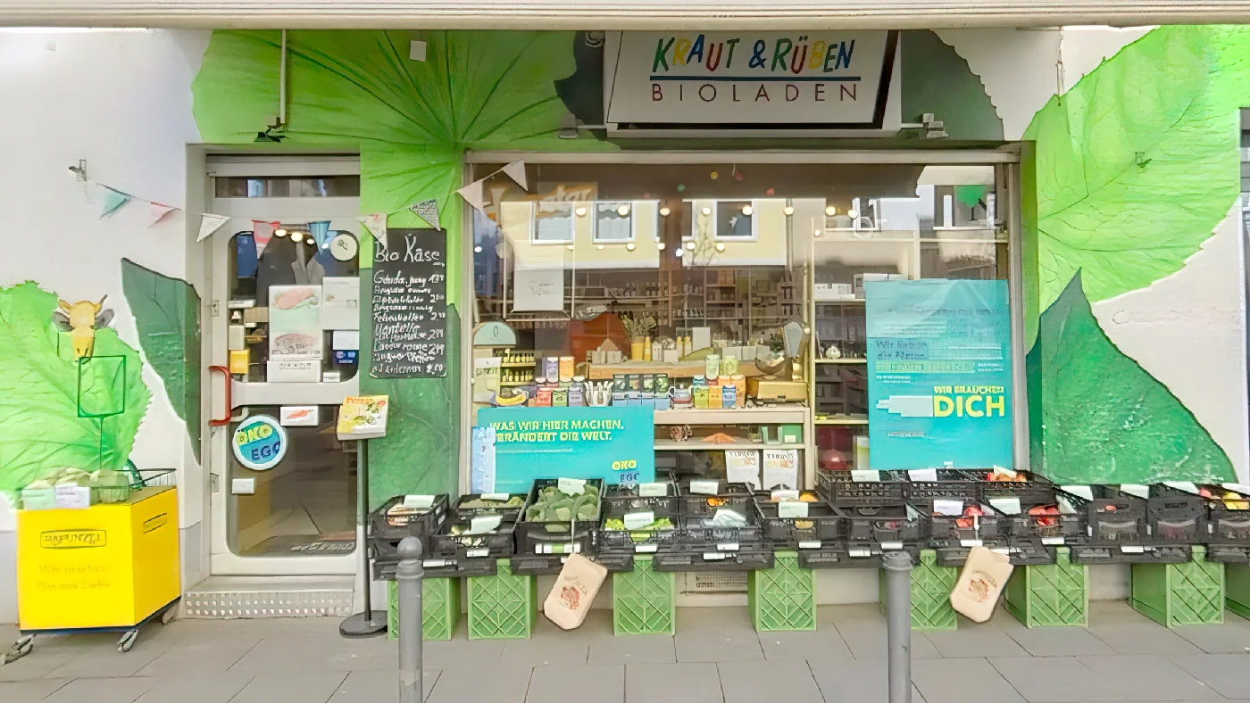 Bio-Gartenmagazin und -Shop KRAUT&RÜBEN Pflanzen und Gartenutensilien im Schaufenster Bioladen Köln Agnes-Viertel
