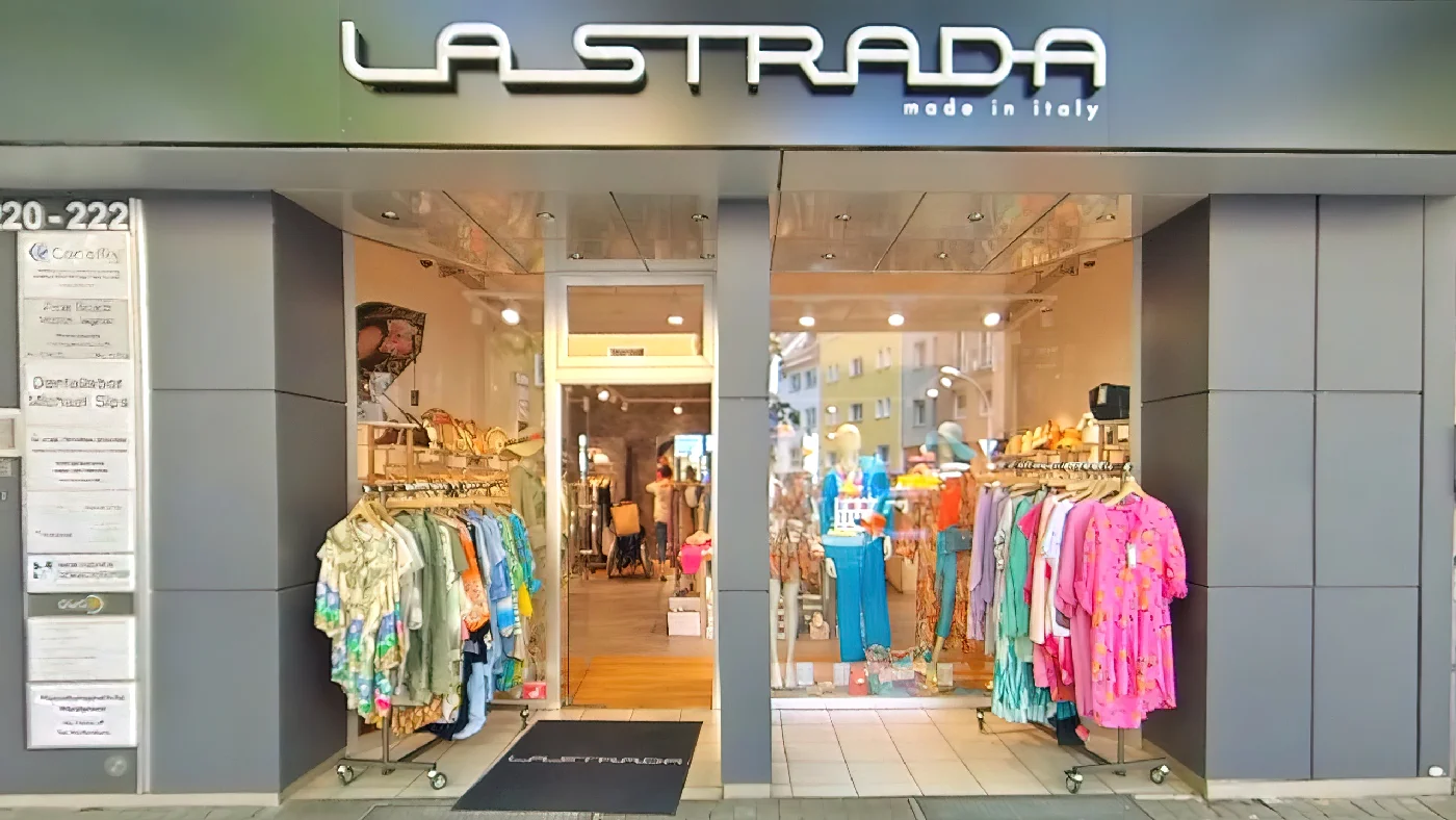 Modegeschäft La Strada Fashion italienische Modetrends im Schaufenster Bekleidungsgeschäft Köln Lindenthal