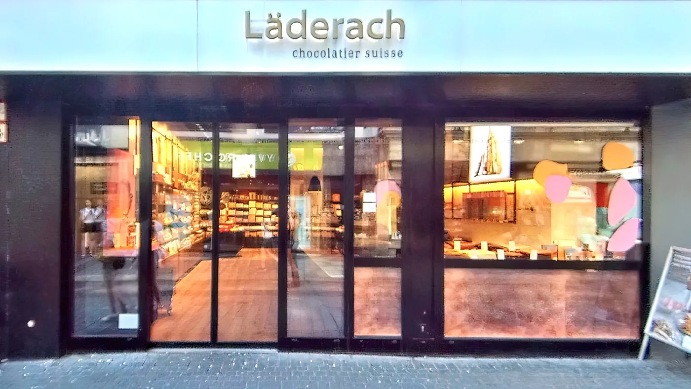 Schokoladengeschäft Läderach Pralinenauswahl und andere Süßwaren im Schaufenster Süßwaren Köln City