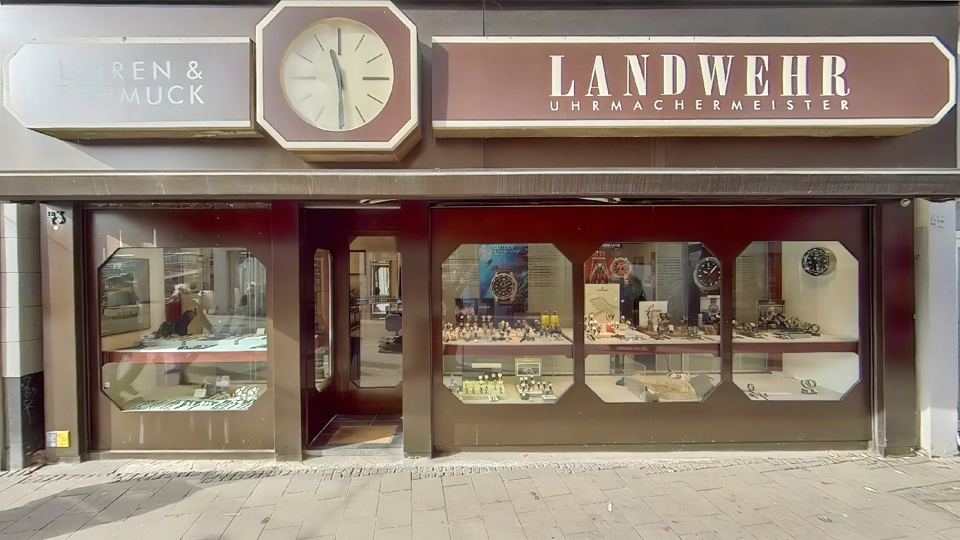 Uhren- und Schmuckgeschäft LANDWEHR Präzisionsuhren und Juwelenschmuck im Schaufenster Uhren Köln Severins-Viertel