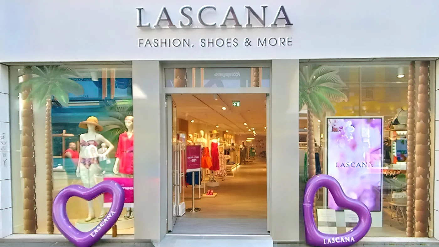 Damentextilgeschäft LASCANA aktuelle Mode und Schuhe im Schaufenster Bekleidungsgeschäft Köln City