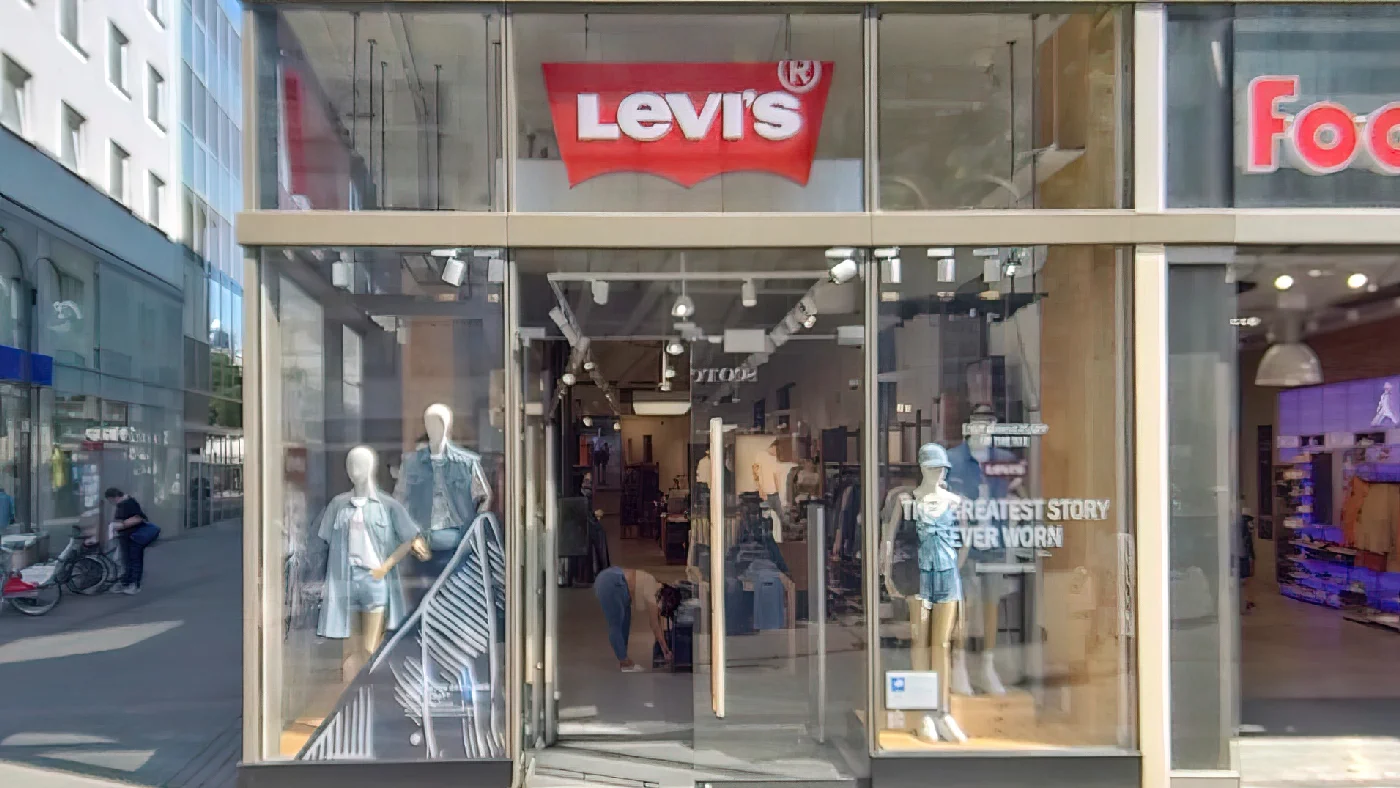 Levi's Store Schildergasse Köln rotes Logo über Eingang Schaufensterpuppen in Jeansmode flankieren Fenster Bekleidungsgeschäft Köln Neumarkt-/Cäcilien-Viertel