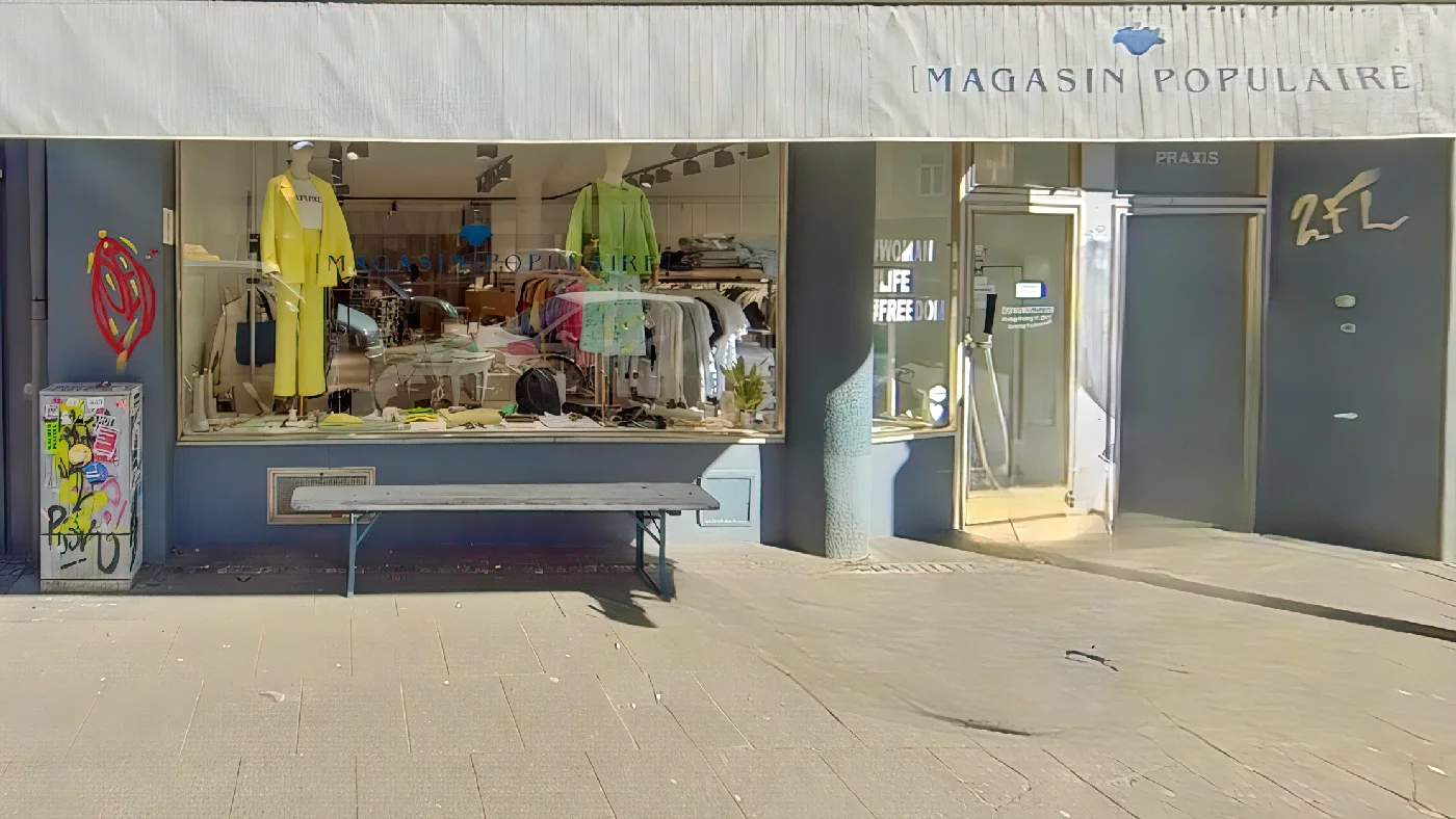 Außenansicht des Bekleidungsgeschäfts Magasin Populaire bunte Mode im Schaufenster Bank davor Boutique Köln Belgisches Viertel
