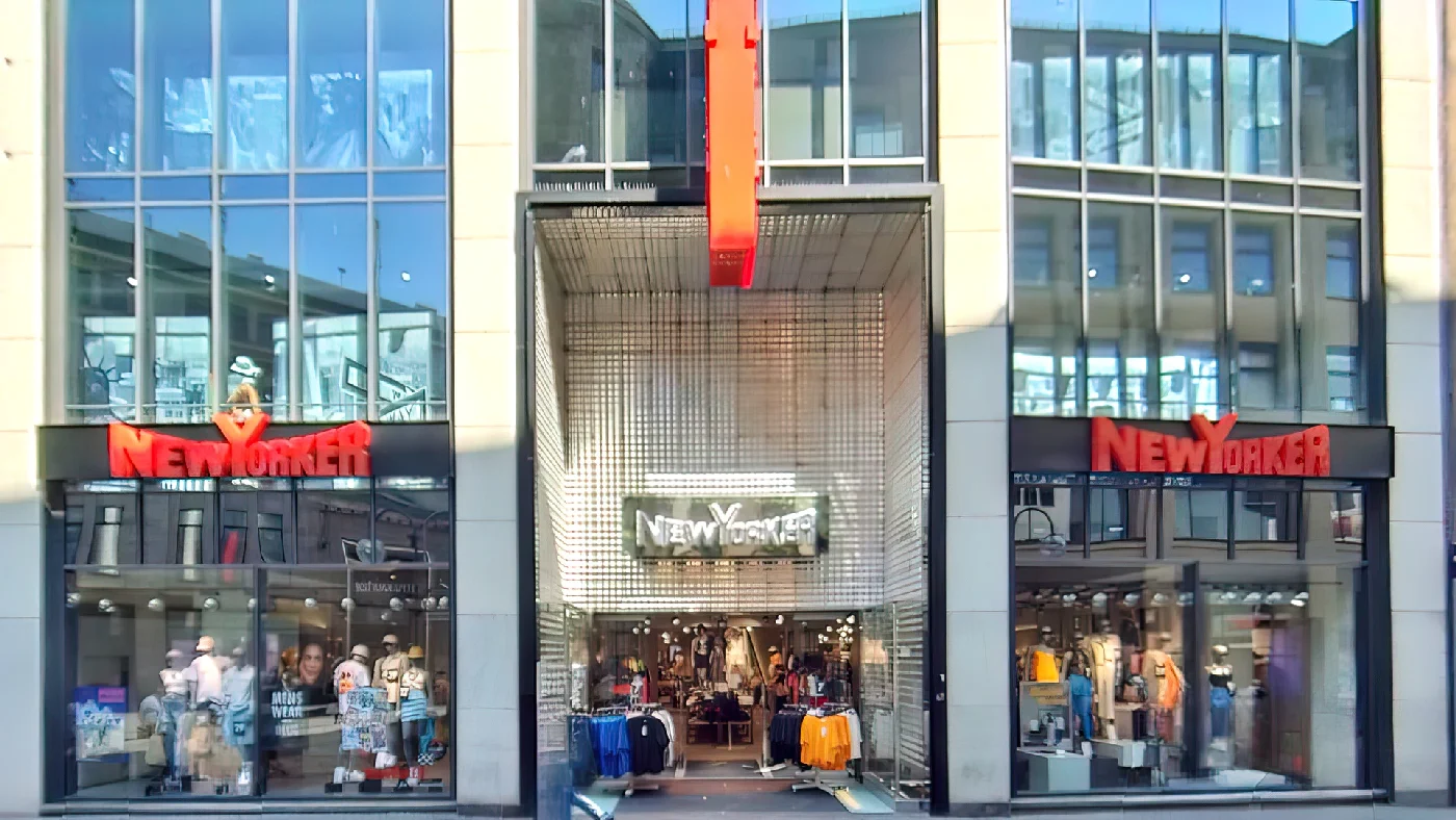 NEW YORKER Hohe Straße große Fenster Kleiderauslagen aktuelle Modetrends günstige Preise vielfältiges Sortiment Bekleidungsgeschäft Köln City