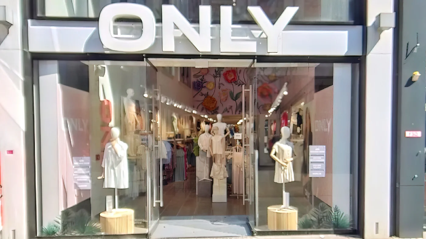 ONLY Schildergasse Schaufensterpuppen weiße Kleidung sichtbare Kleiderständer trendige Mode zeitgemäße Styles edle Materialien Bekleidungsgeschäft Köln City
