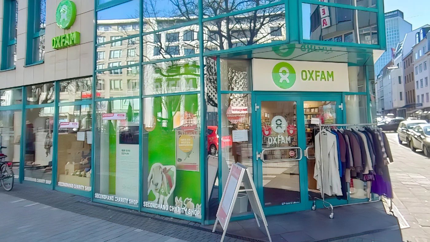 Oxfam Shop Köln Neustadt grüne Beschilderung Kleiderständer Schaufenster Secondhand Laden gemeinnütziger Verein fair gehandelte Waren 2nd Hand/ Vintage Köln Belgisches Viertel