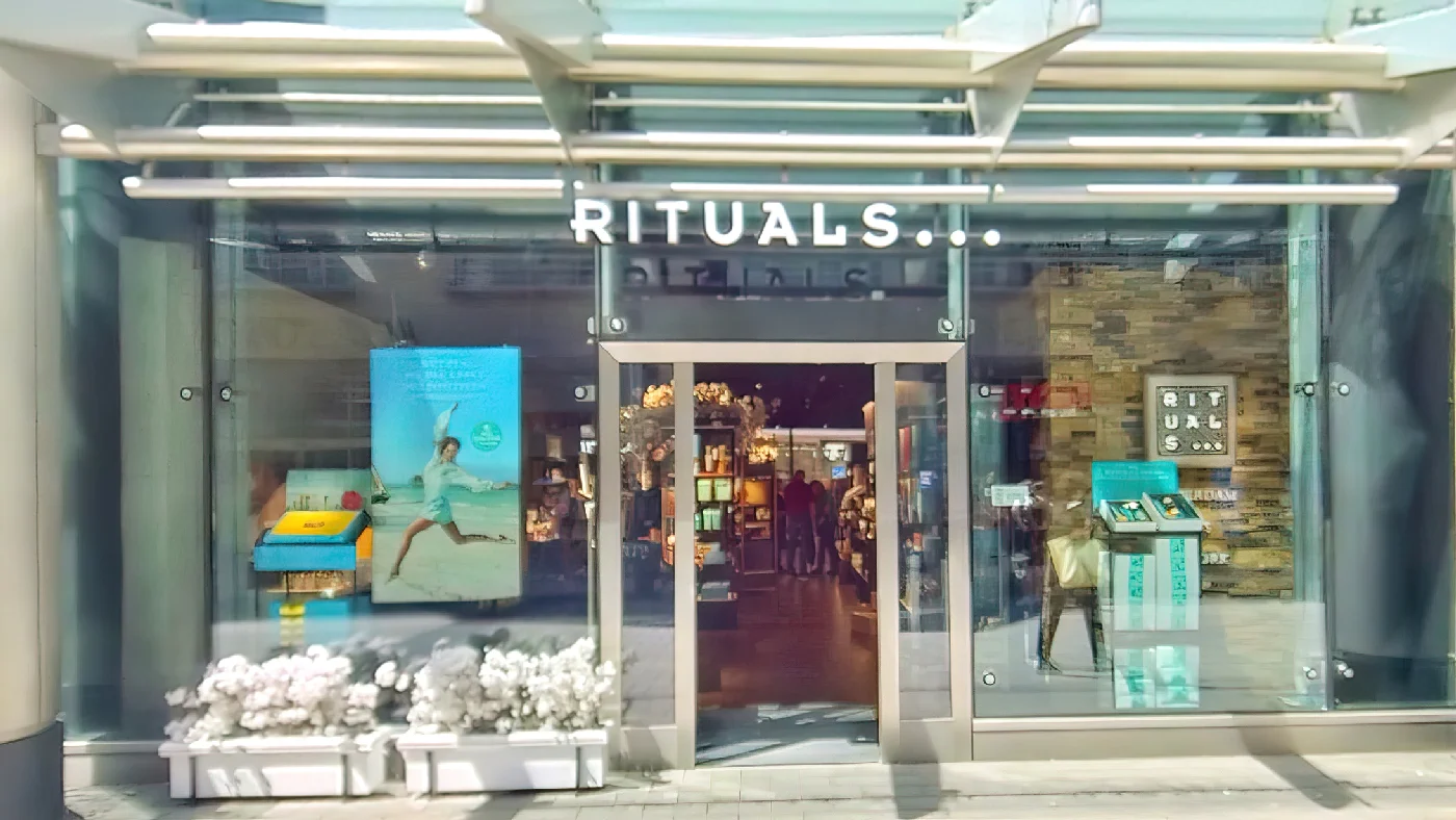Rituals Neumarkt mit blauer und weißer Beschilderung sowie Auslagen in den Fenstern Kosmetik Köln Neumarkt-/Cäcilien-Viertel