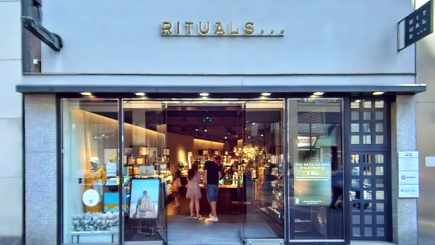 Rituals Schildergasse mit geöffneten Türen und einkaufenden Kunden im Inneren Kosmetik Köln City