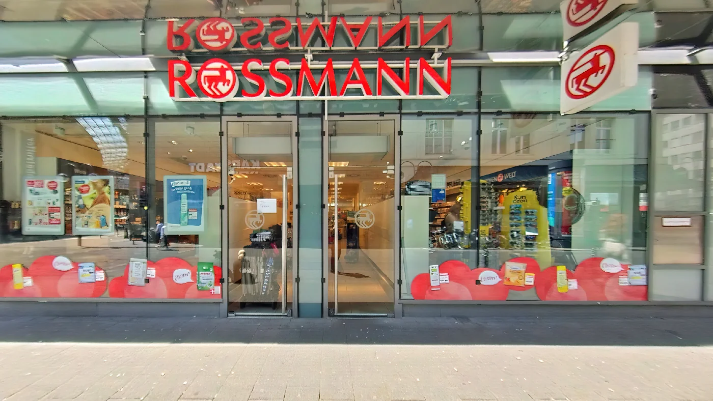 ROSSMANN Drogeriemarkt Breite Straße mit rotem Schild Glasfront und Produkten wie Kosmetik im Schaufenster Drogerie Köln Neumarkt-/Cäcilien-Viertel