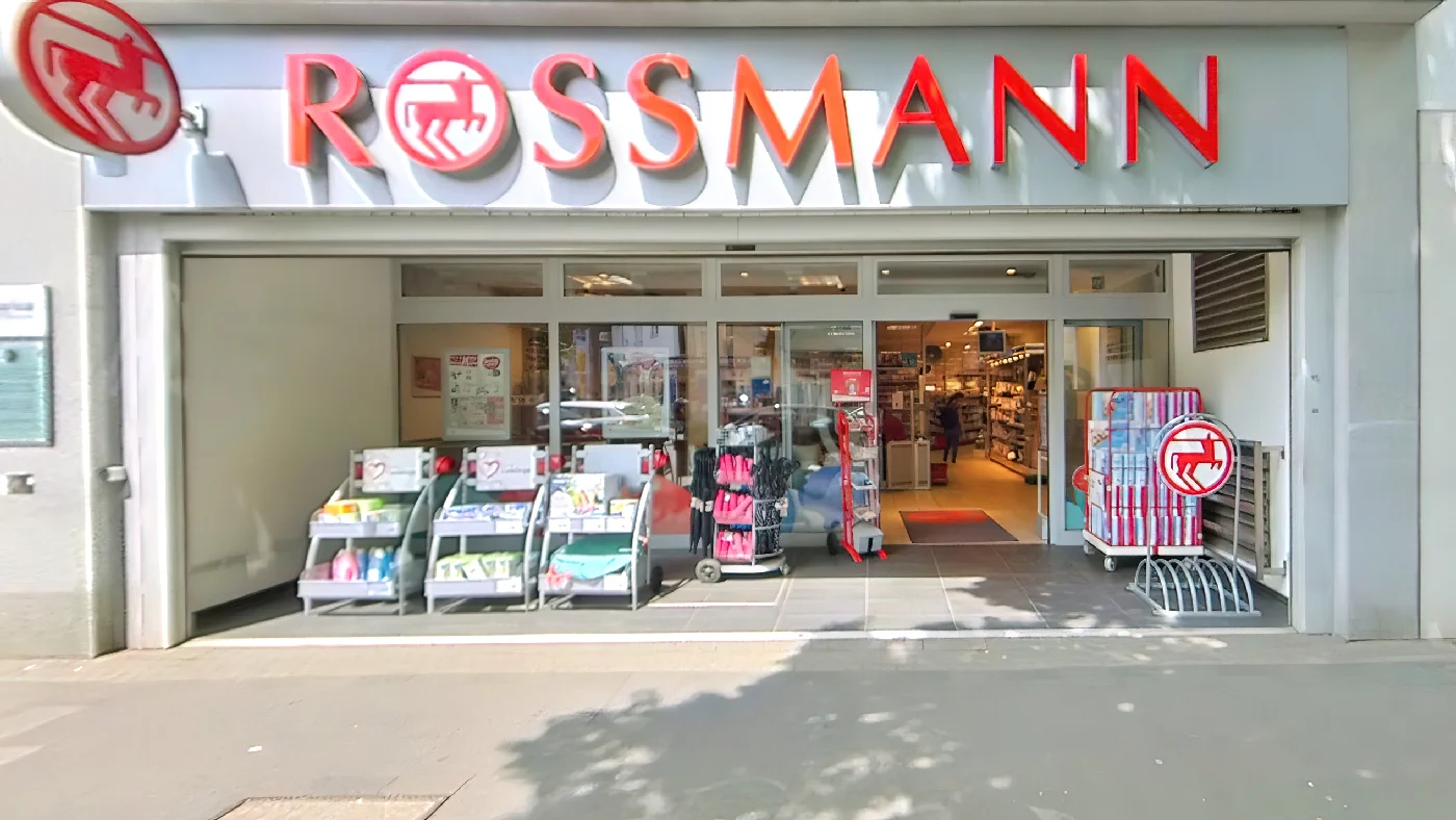ROSSMANN Drogeriemarkt Dürener Straße mit roter Beschilderung und Produktauslage im Ladenfenster Drogerie Köln Lindenthal
