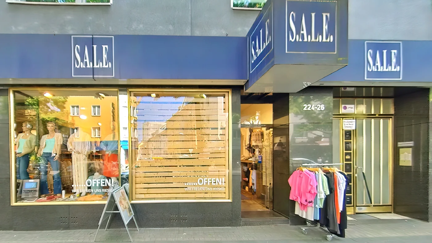 Geschäft S.A.L.E. Dürener Straße mit blauen Markisen Kleidung und Offen-Schild Damenmodengeschäft Köln Lindenthal