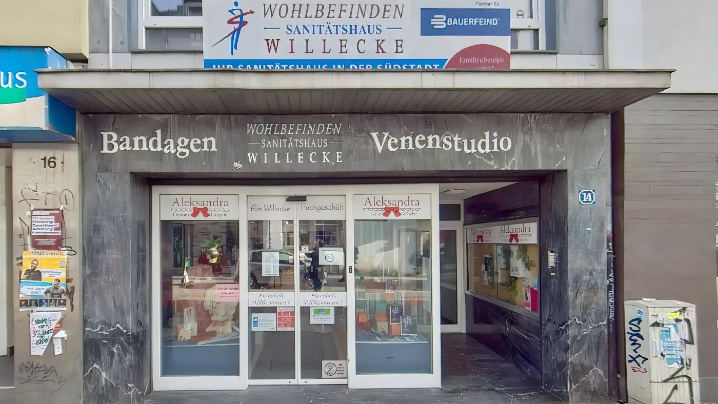 Sanitätshaus Willecke für medizinische Versorgung mit blau-weißem Schild Sanitätshaus Köln Severins-Viertel