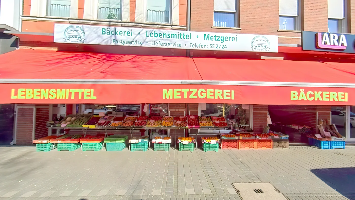 Sark Türkischer Supermarkt Lebensmittelgeschäft mit rotem Vordach und Obst- und Gemüseauslage Lebensmittel Köln Ehrenfeld