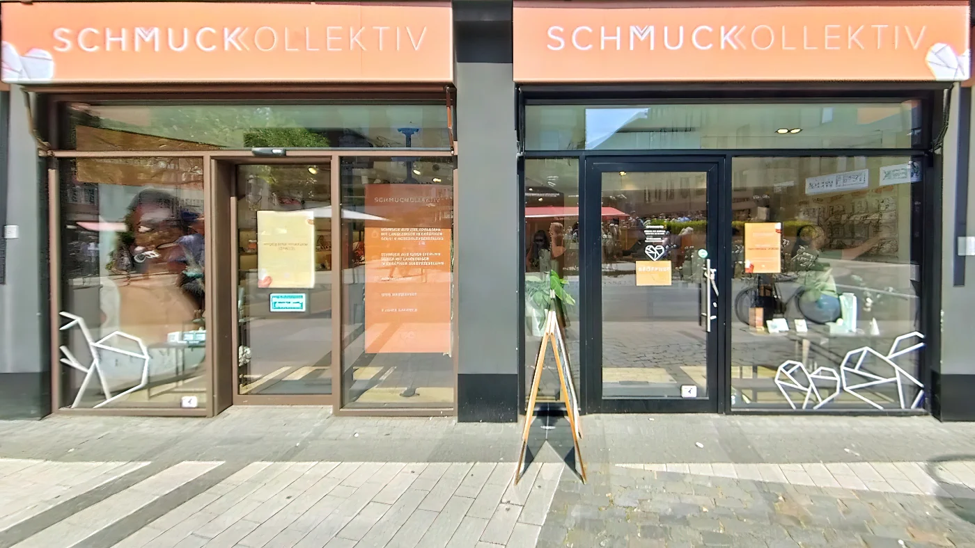 Schmuckkollektiv Köln mit orangenem Logo Geschäftseingang und Schmuckauslagen Schmuck Köln Neumarkt-/Cäcilien-Viertel