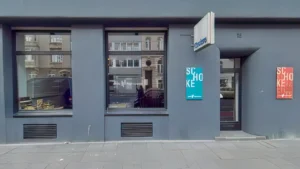Schoke Flügel & Pianos Schaufenster mit Klavieren Flügeln und Markenschild Musikinstrumente Köln Rathenau-/Komponistenviertel