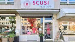 Scusi Dessous mit rosa Akzenten und Dessous-Präsentation im Schaufenster Dessous Köln Lindenthal