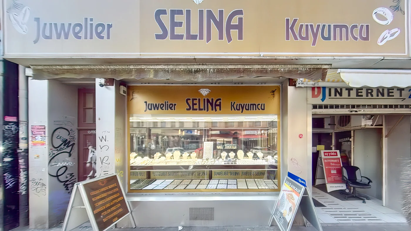 Juwelier Selina Kuyumcu mit goldenem Schaufenster Graffitis und Nebeneingang Juweliergeschäft Köln Südstadt