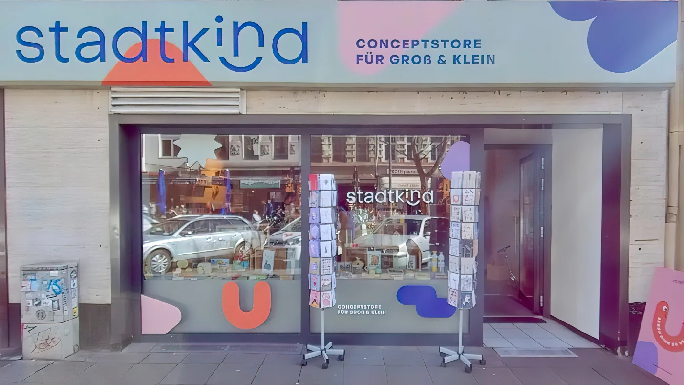 Stadtkind Köln Concept Store mit Kinder- und Erwachsenenmode im Fenster Conceptstore Köln Agnes-Viertel