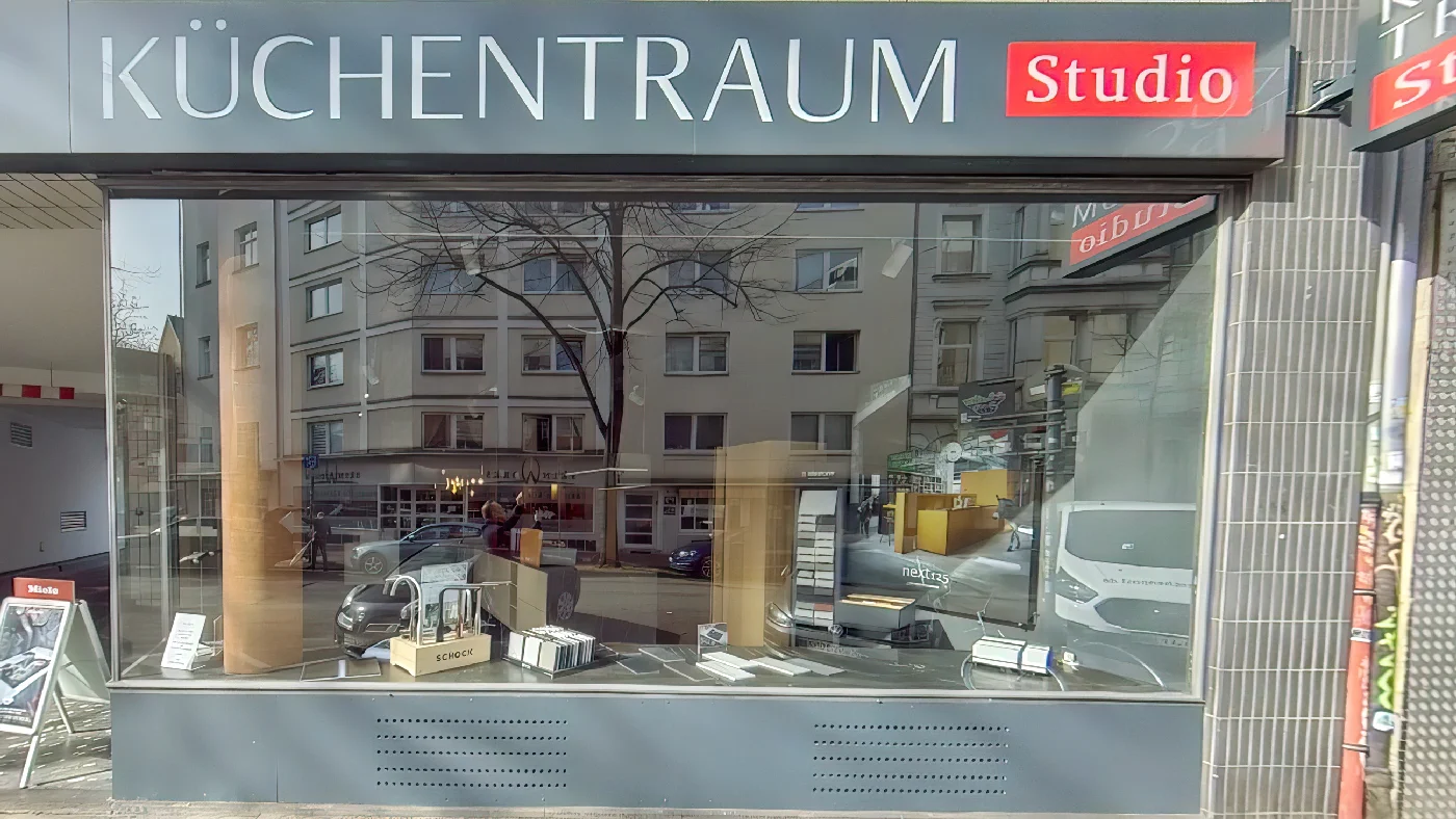 Studio Küchentraum Küchenfachgeschäft mit Ausstellung und rotem Firmenschild Fachhandel für Küchenbedarf Köln Rathenau-/Komponistenviertel
